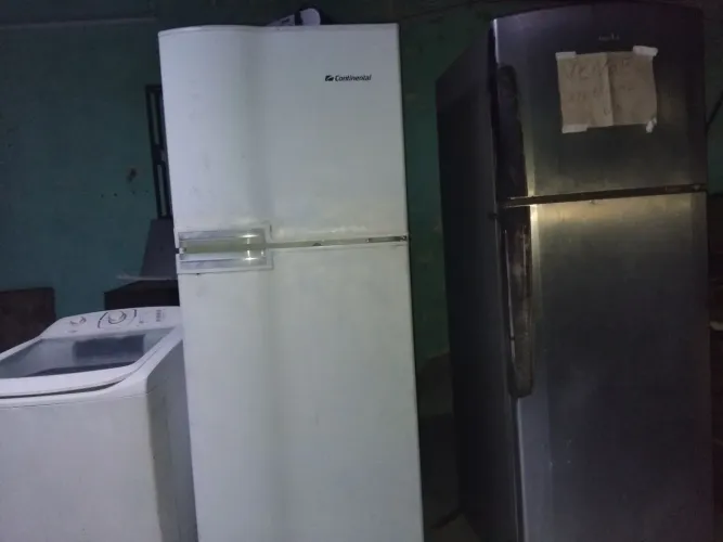 2 geladeira e uma máquina de lavar