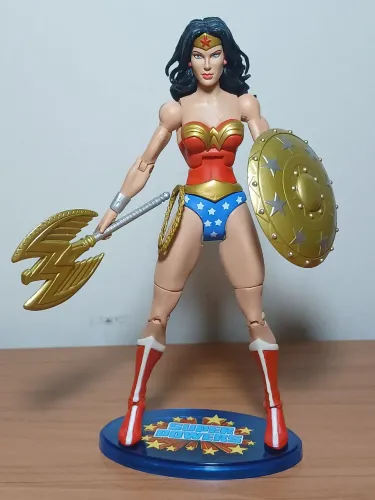 DC Universe Classics - Mulher Maravilha (Wonder Woman)- Mattel