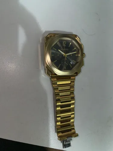 Relógio de aço dourado