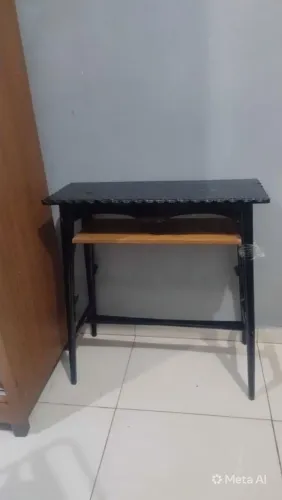 Mesa em madeira de lei laqueada de preto com apoio inferior