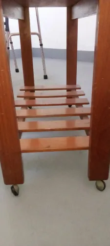 Mesa carrinho de madeira maciça. 77cm de comprimento 34cm de largura e 65cm de altura