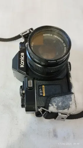 Camera FP-1 da marca Konica, ainda com a kase original um pouco surrada e alça tiracolo