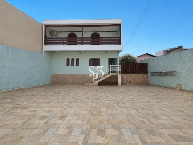 Casa à venda e locação no Parque Jambeiro - Campinas, SP. 4 suítes. Amplo quintal com espa