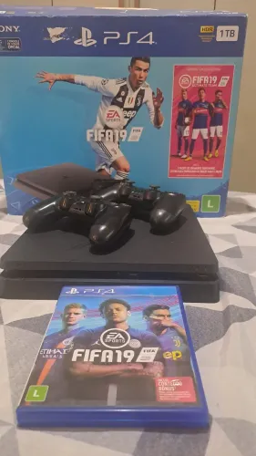 PS4 SLIM + 2 CONTROLES + JOGO 