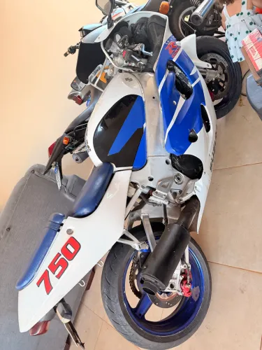TROCO Suzuki GSX-R 750 SRAD por carro de meu interesse.