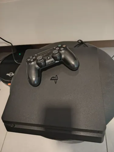 PS4 slim com vários jogos AAA