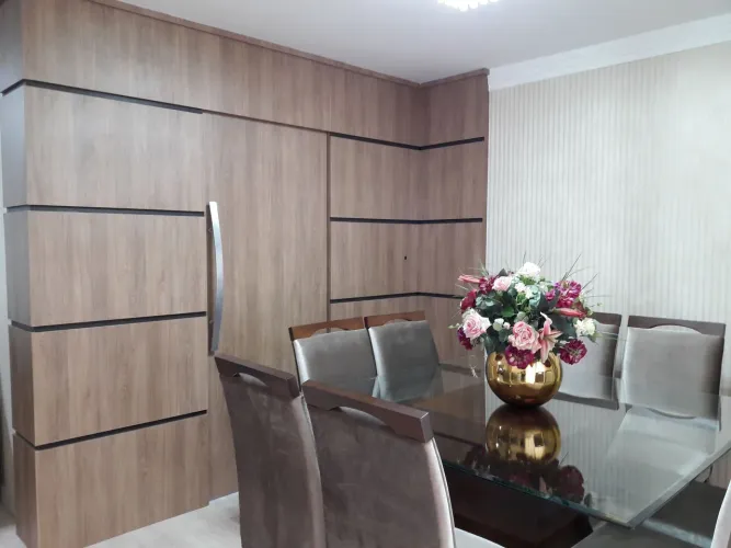 Mesa de jantar com 8 cadeiras