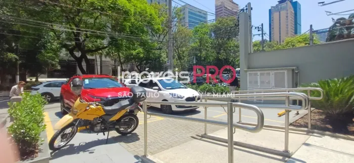 Imóvel comercial com 400 metros no meio da Av. Ibirapuera, agende a sua visita!