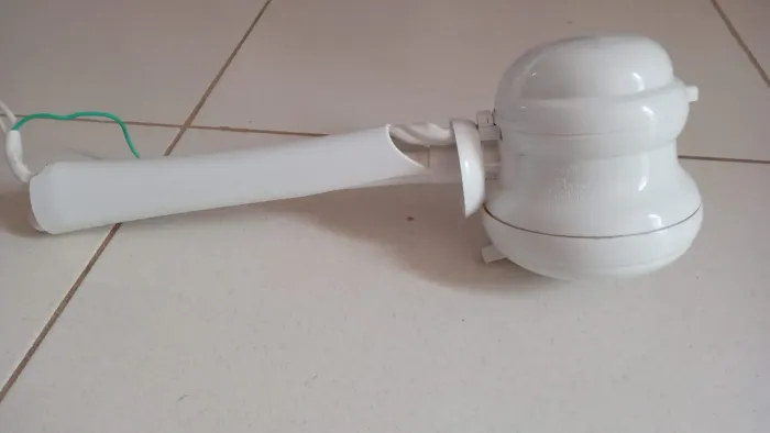 Vende-se um chuveiro semi novo.