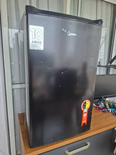 Frigobar semi novo Midea