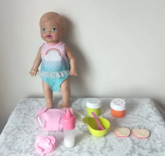 Boneca Little Mommy Bebê faz xixi e acessorios de papinha