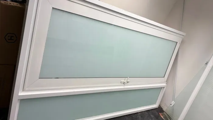 PORTA DE VIDRO + PAINEL DE ALUMÍNIO COM VIDRO FOSCO
