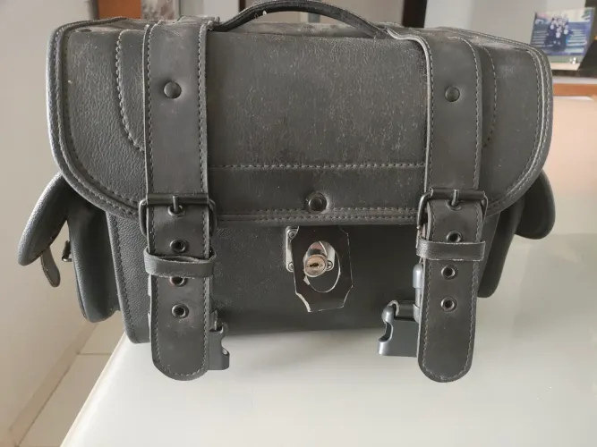 Alforje traseiro 20 litros com fechadura e bolsos laterais
