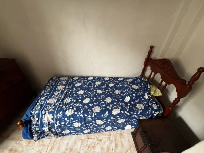 Cama, armário, criado mudo