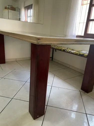 Mesa retangular em madeira tampo de vidro 8 lugares