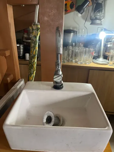 Pia de lavabo acompanha torneira inox . Tudo em estado de novo , cor branca 