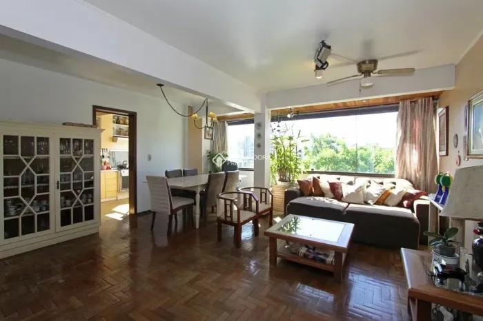 Duplex para venda tem 257 metros quadrados com 4 quartos em Passo da Areia - Porto Alegre