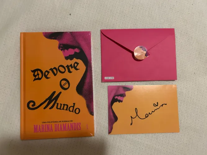 Livro DEVORE O MUNDO, da Marina Diamandis, COM AUTÓGRAFO