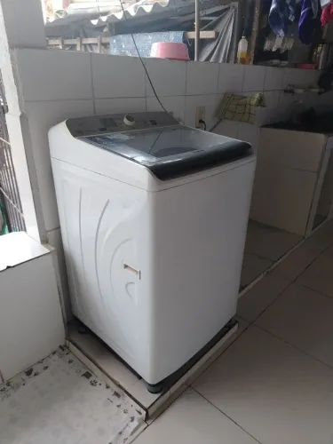 Vende se uma máquina. De lavar roupas.