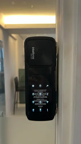 Fechadura Inteligente Para Portas de Vidro de Sobrepor MFR 4000 Intelbras