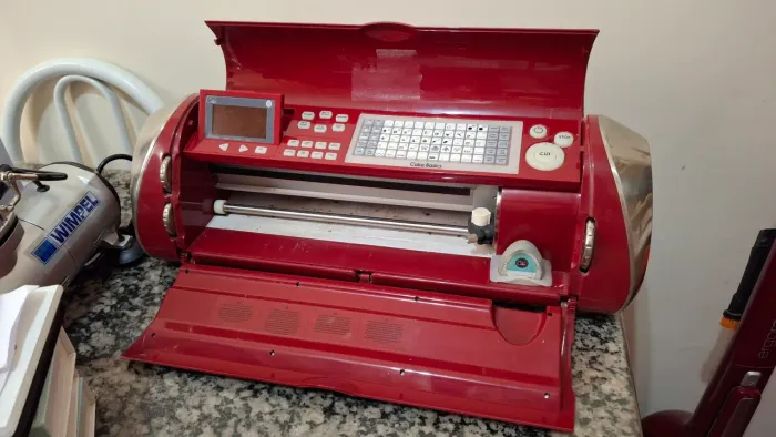 Máquina de corte eletrônica da marca Cricut cake 