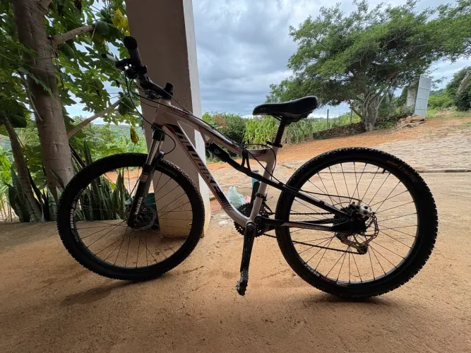 Mountainbike alubike importada com acessórios