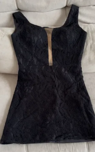 Vestido Livia Ribeiro preto curto rendado - P