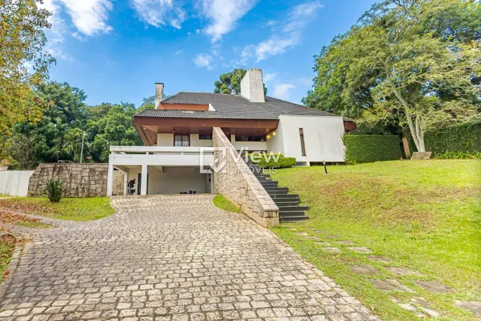 casa com inúmeras vagas, 4 quartos sendo 1 suite master e mais duas demi, mais de 3200m2 d