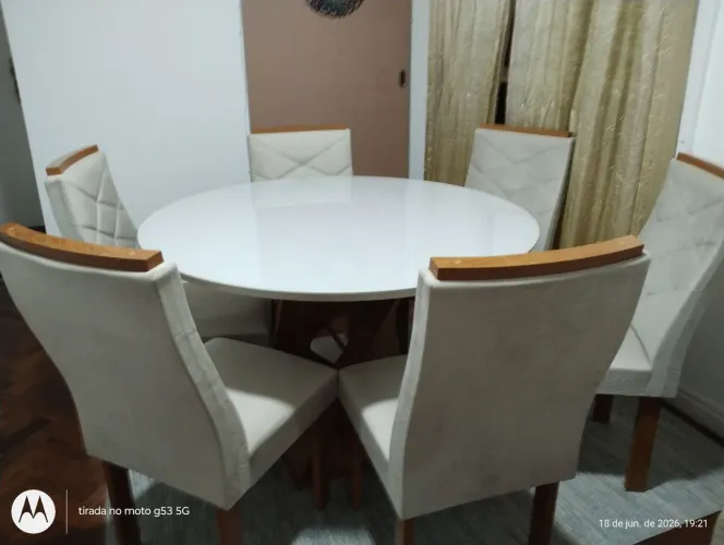 Vendo: mesa de jantar redonda com tampo de vidro e 06 cadeiras 