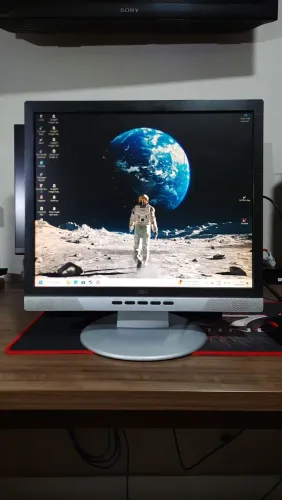 Monitor AOC 17" LCD (Modelo 712Sa) - Funcionando (Ideal p/ CFTV e PC)