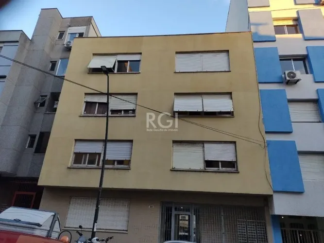 JK no Centro Histórico de Porto Alegre, com 26,01 m², cozinha com pia e armários, banheiro