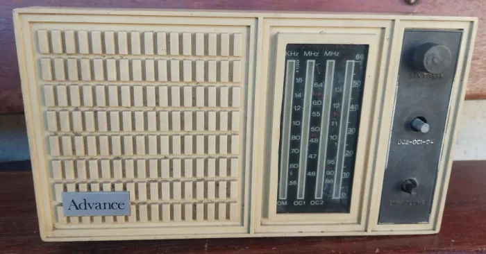 Carcaça rádio advanced caixa de madeira e plástico antigo antiguidade enfeite decoração