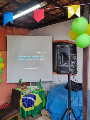 Projetor + Telão retrátil + Caixa de som + tripé