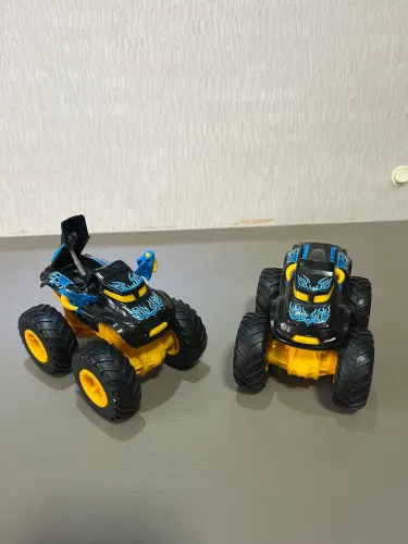Carrinhos monstertruck hotwheels médio - R$ 55,00 cada