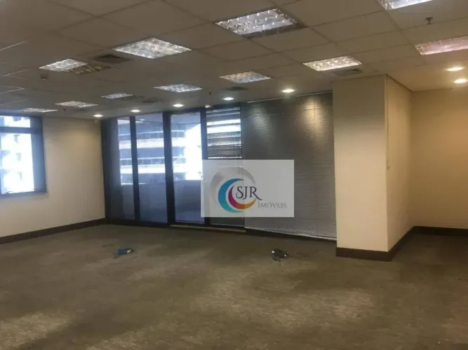 Conjunto comercial de 363 m² com 9 vagas
