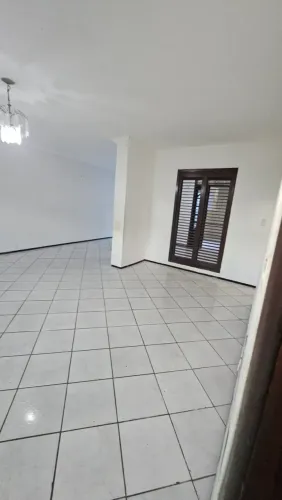 Alugo casa com 3 quartos sendo 2 suítes na Avenida - Cohatrac III - vaga pra 1 carro