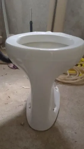 Bacia / louça / sanitário / privada + assento/tampa lacrada