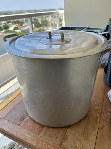 Panela grande e funda de alumínio - R$ 100,00