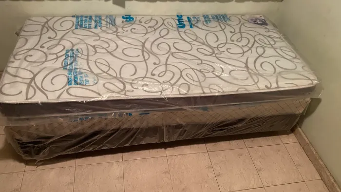 Cama de solteiro no plástico