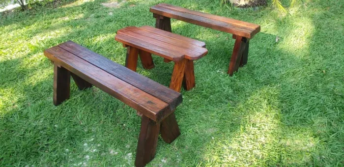 Mesa Petisqueira e bancos Peroba. 800,00 o Conjunto