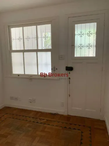 CASA COM 6 QUARTOS PARA LOCAÇÃO NO BAIRRO SANTO ANTÔNIO.