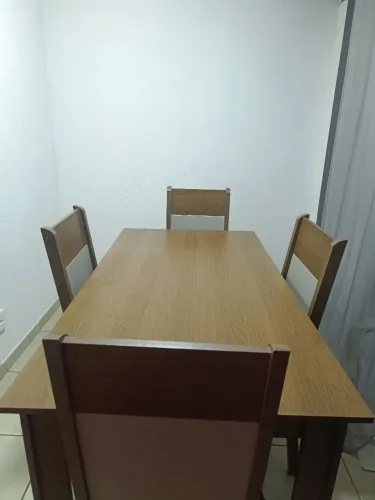Mesa de 4 cadeiras ?