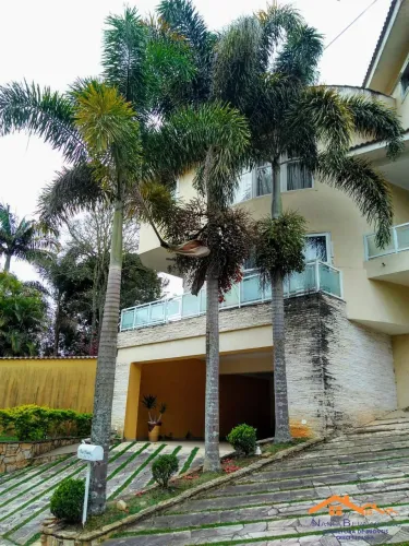 CASA COM PISCINA EM CONDOMINIO FECHADO!