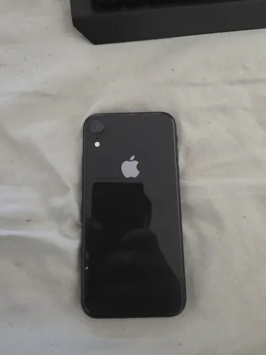 Iphone XR preto, com capinha