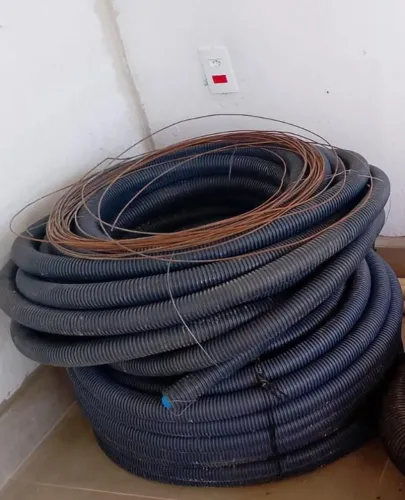 Eletroduto Corrugado 1.1/2 Pol 50mm 25m Duto Flexível Preto. Um rolo com 25 metros. Outro