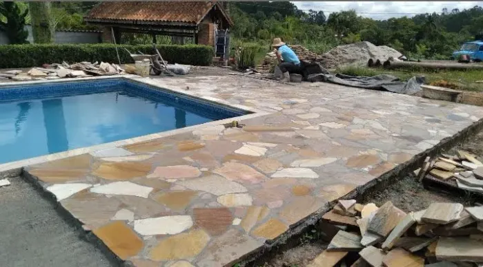 Caco São Tomé mesclado amarelo, piso em redor da piscina