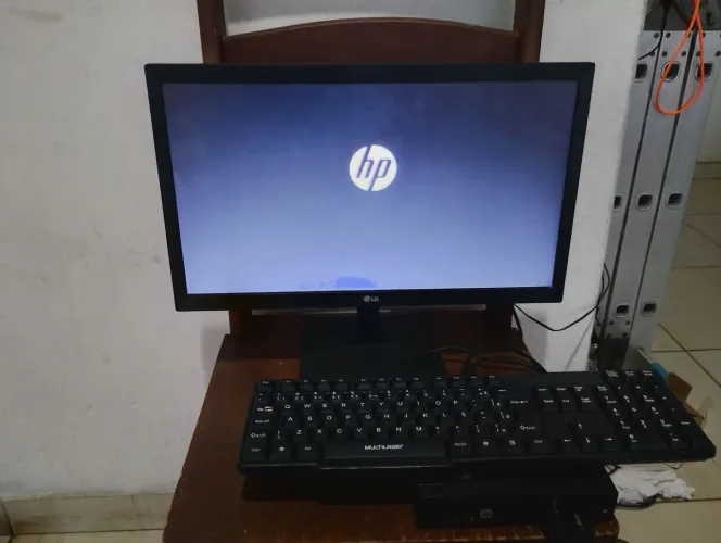 Monitor lg 20 polegadas led entra HDMI e VGA fone de ouvido funcionando perfeitamente