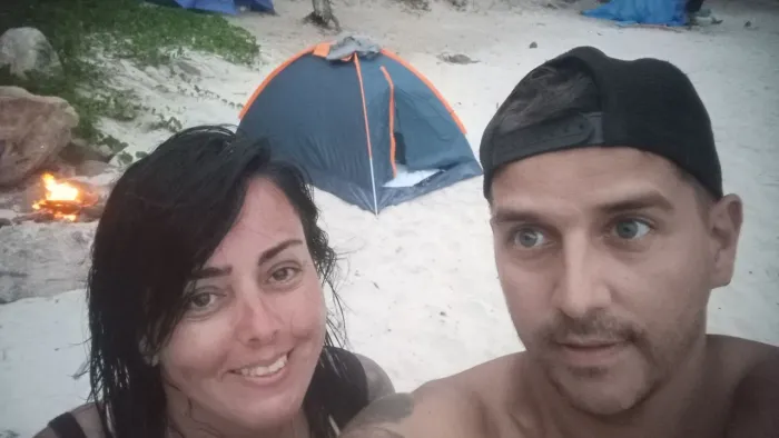 Casal se oferece para serviço de caseiros 