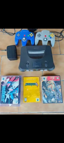 Nintendo 64 com 2 controles e caixas de jogos originais