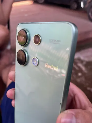 Vendo REDMI NOTE 13 apenas marcas de uso
